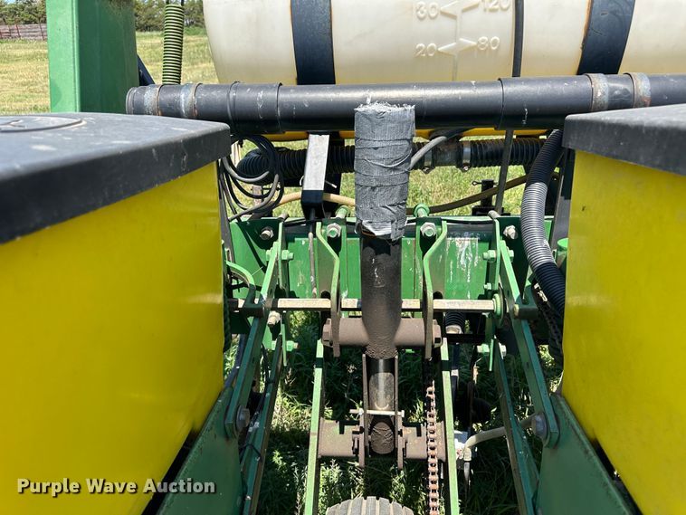 image for item NE9036 John Deere 7200  planter