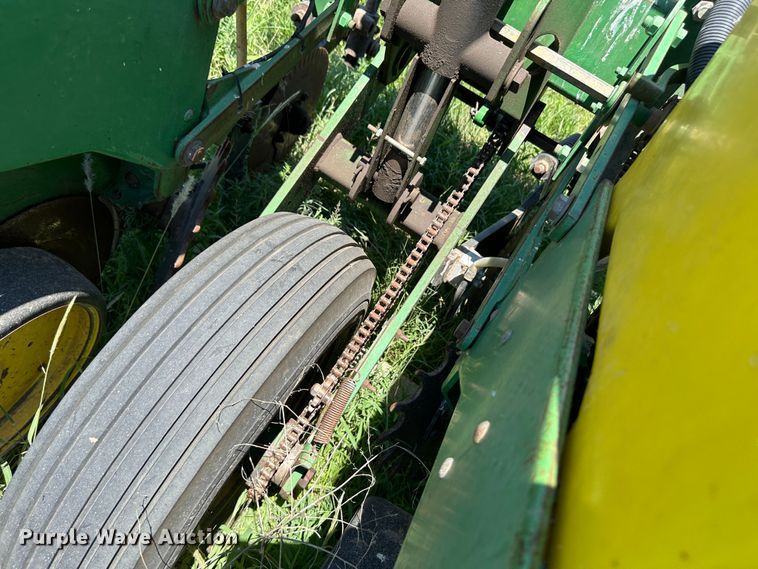 image for item NE9036 John Deere 7200  planter