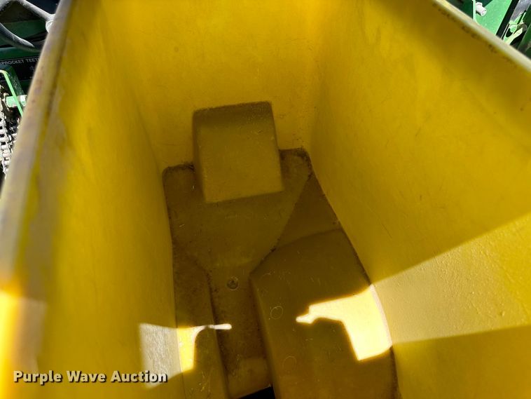 image for item NE9036 John Deere 7200  planter
