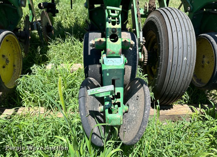 image for item NE9036 John Deere 7200  planter