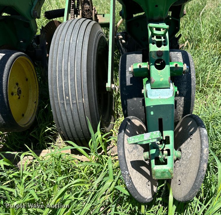 image for item NE9036 John Deere 7200  planter