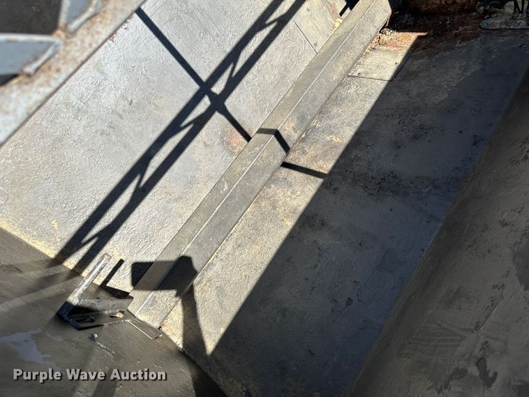 image for item NE9039 My-D Han-D  cake feeder