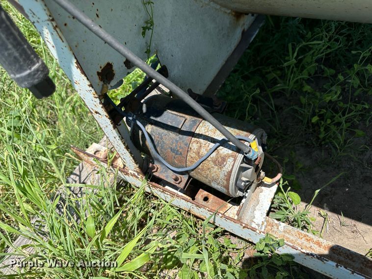 image for item NE9039 My-D Han-D  cake feeder