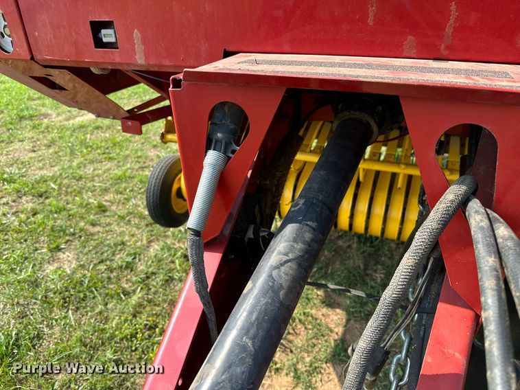 image for item OC9041 New Holland BR7060  round baler