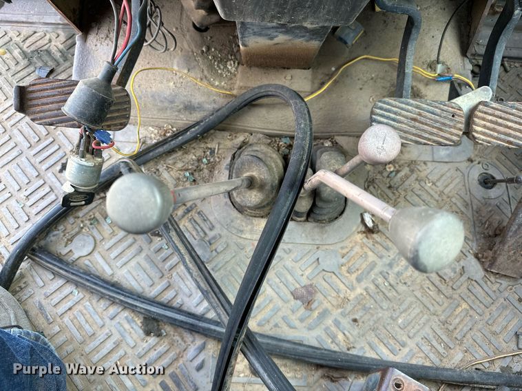 image for item OC9080 1983 Massey Ferguson 690  tractor