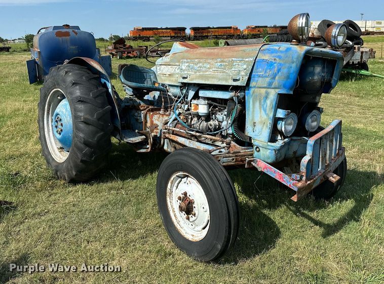 image for item OC9084 Ford 2000  tractor