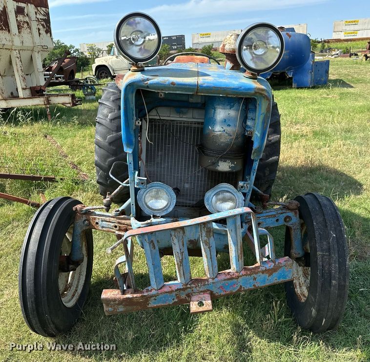 image for item OC9084 Ford 2000  tractor