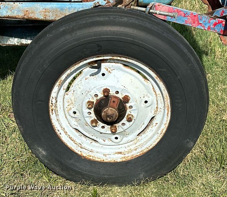 image for item OC9084 Ford 2000  tractor