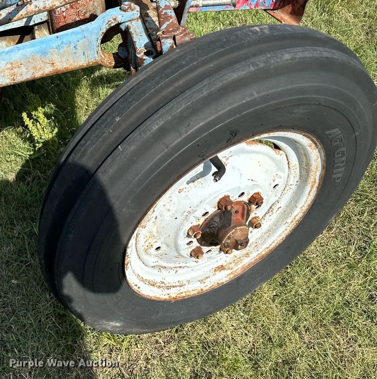 image for item OC9084 Ford 2000  tractor