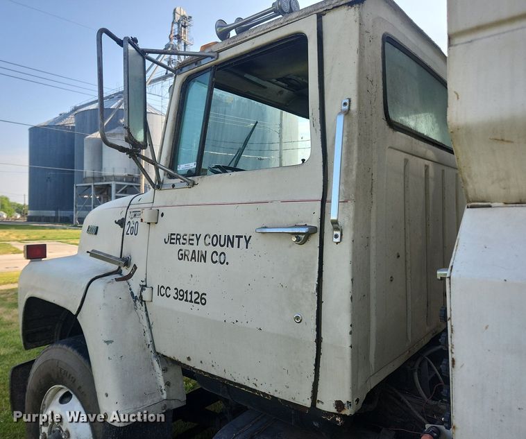 image for item OK9550 1988 Ford L8000  feed delivery truck