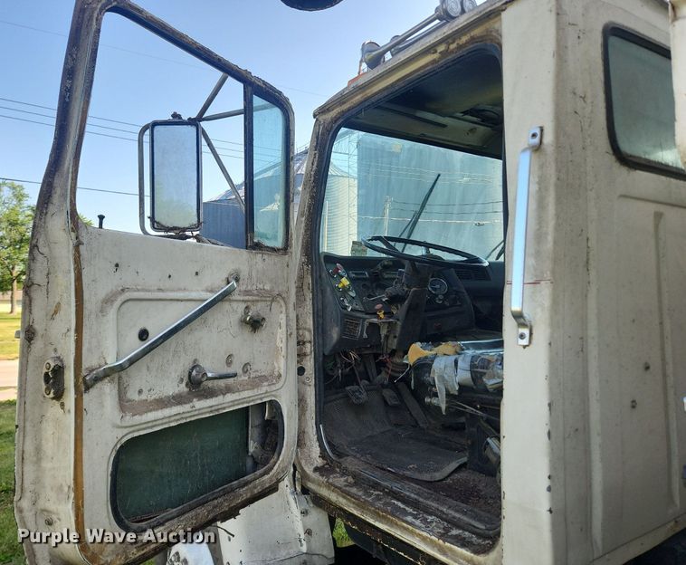 image for item OK9550 1988 Ford L8000  feed delivery truck