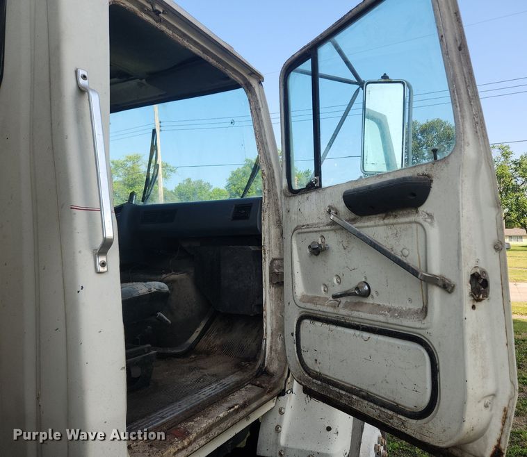 image for item OK9550 1988 Ford L8000  feed delivery truck