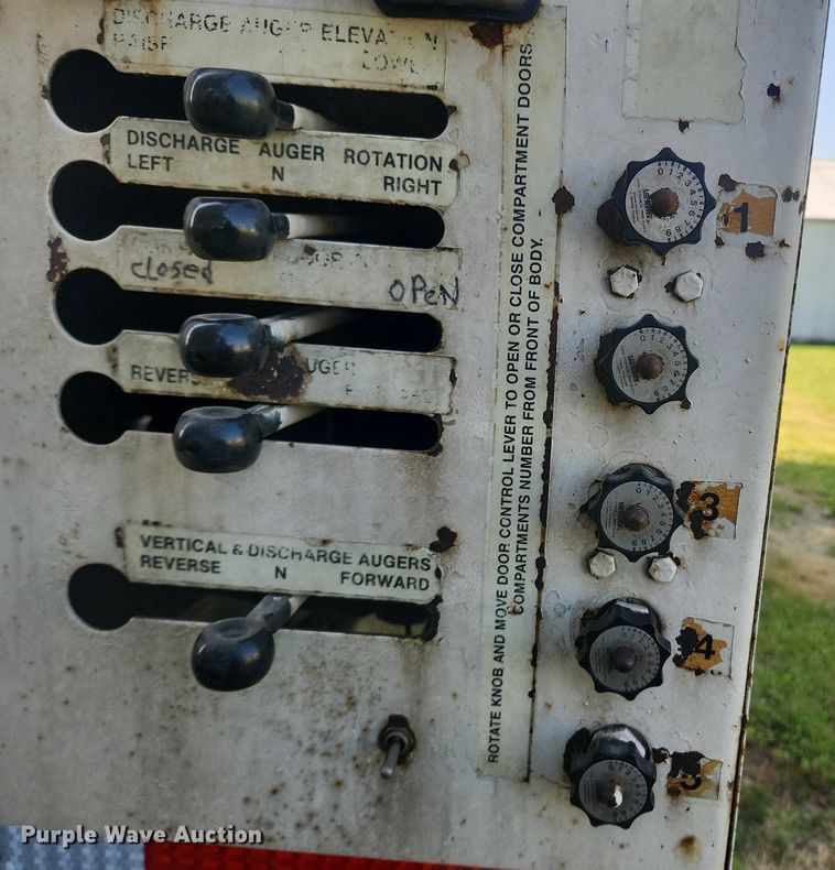 image for item OK9550 1988 Ford L8000  feed delivery truck