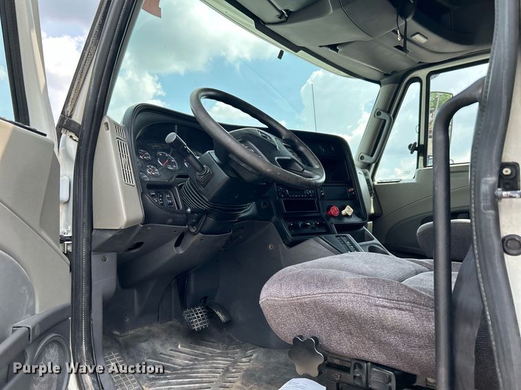 image for item DI7868 2012 International ProStar+ 122  semi truck