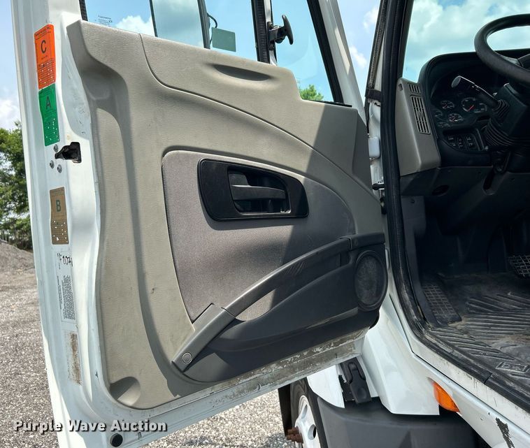 image for item DI7868 2012 International ProStar+ 122  semi truck