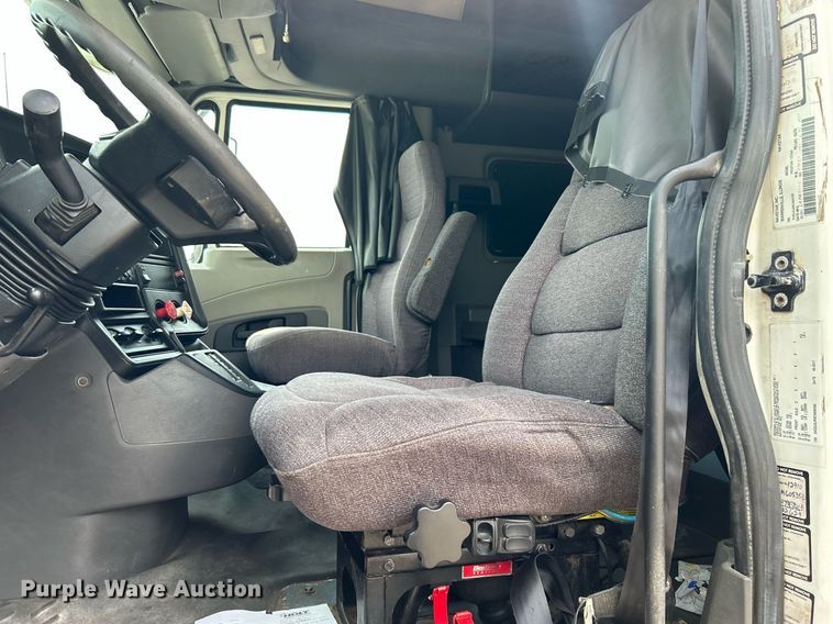 image for item DI7868 2012 International ProStar+ 122  semi truck