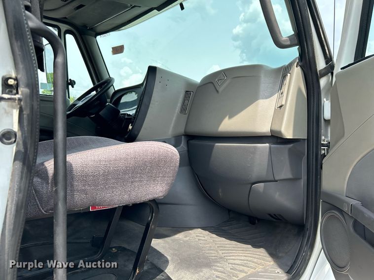 image for item DI7868 2012 International ProStar+ 122  semi truck