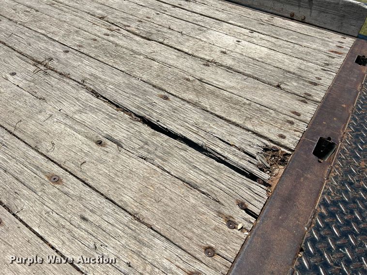 image for item DO2189 2005 Isuzu NPR  flatbed truck