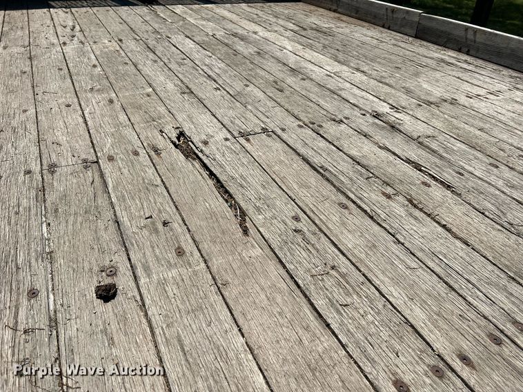 image for item DO2189 2005 Isuzu NPR  flatbed truck