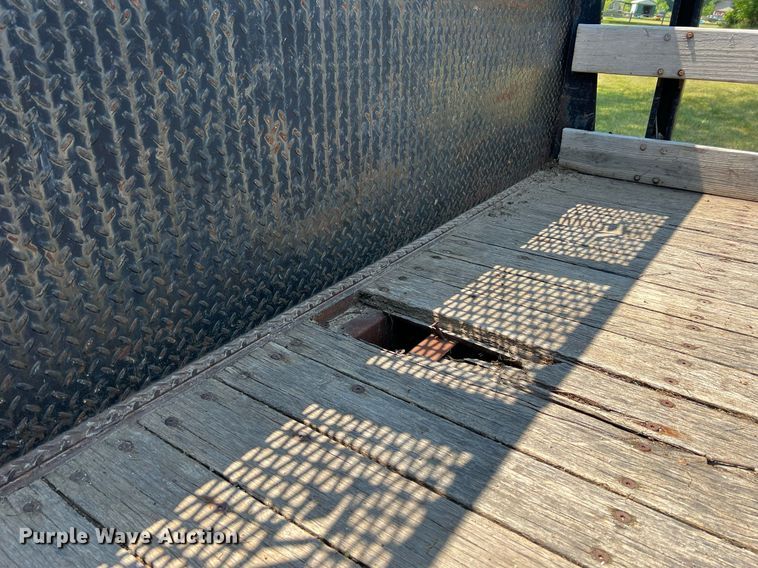 image for item DO2189 2005 Isuzu NPR  flatbed truck