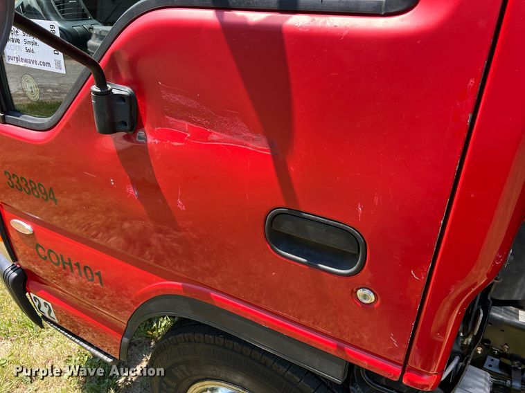 image for item DO2189 2005 Isuzu NPR  flatbed truck