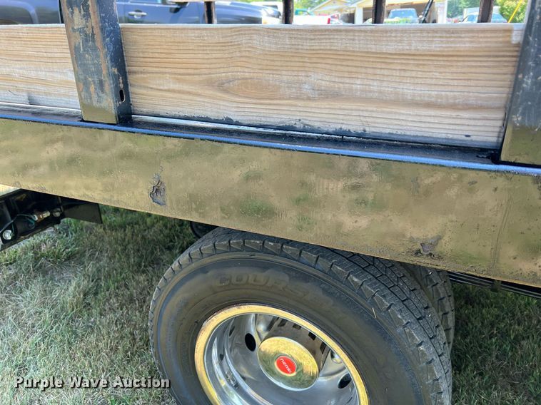 image for item DO2189 2005 Isuzu NPR  flatbed truck