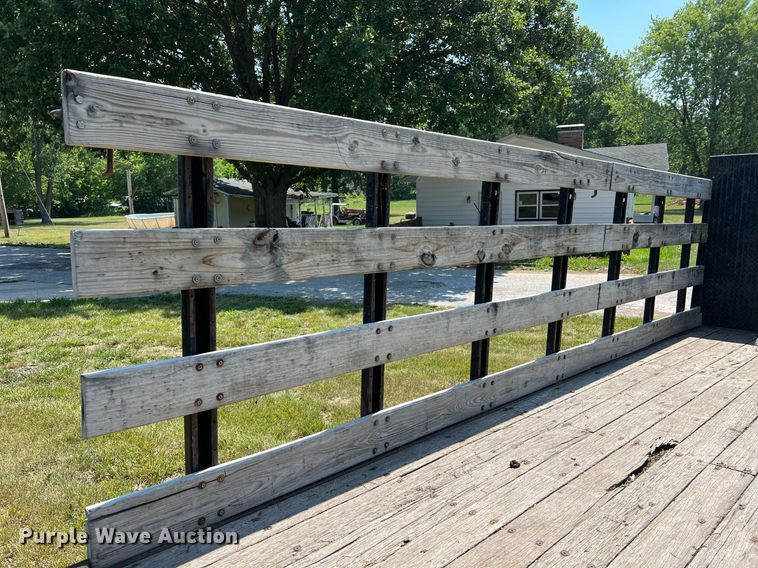 image for item DO2189 2005 Isuzu NPR  flatbed truck