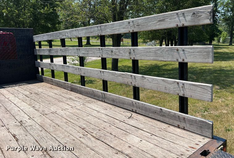 image for item DO2189 2005 Isuzu NPR  flatbed truck