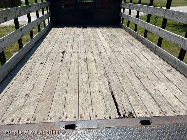 image for item DO2189 2005 Isuzu NPR  flatbed truck