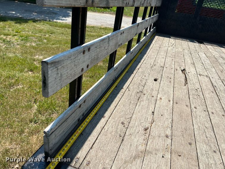 image for item DO2189 2005 Isuzu NPR  flatbed truck