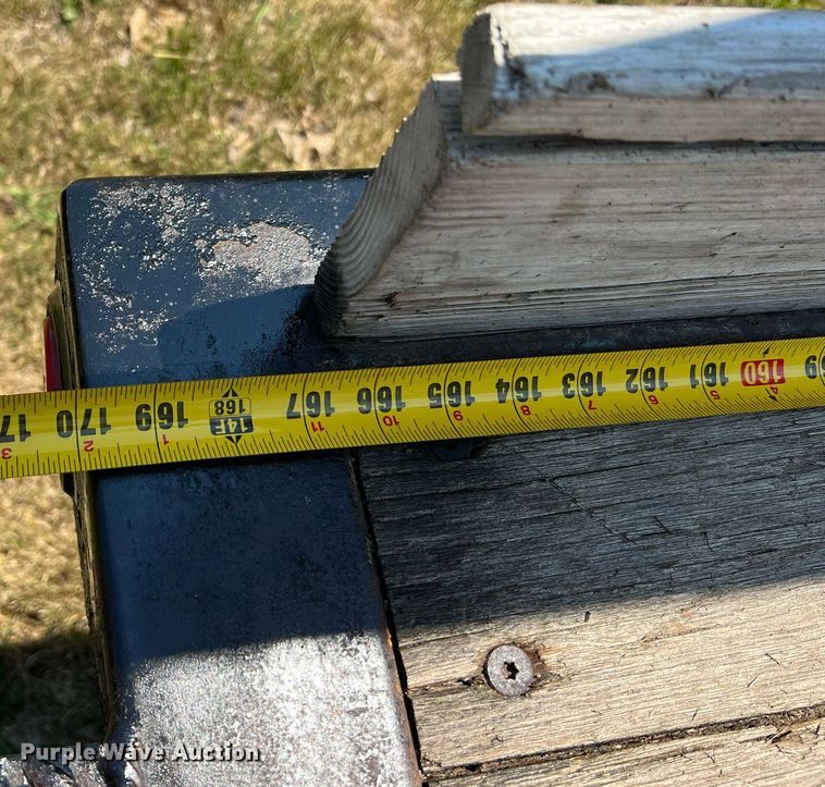 image for item DO2189 2005 Isuzu NPR  flatbed truck