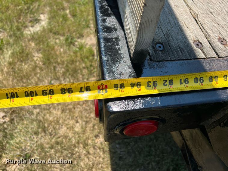 image for item DO2189 2005 Isuzu NPR  flatbed truck