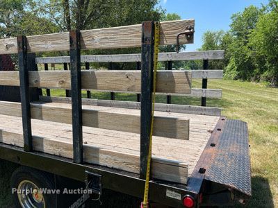 image for item DO2189 2005 Isuzu NPR  flatbed truck