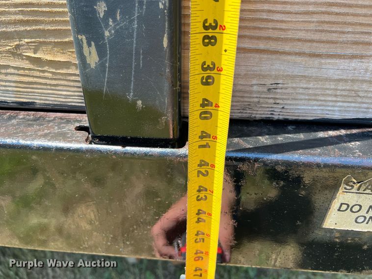 image for item DO2189 2005 Isuzu NPR  flatbed truck