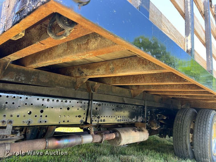 image for item DO2189 2005 Isuzu NPR  flatbed truck