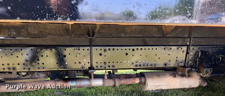 image for item DO2189 2005 Isuzu NPR  flatbed truck