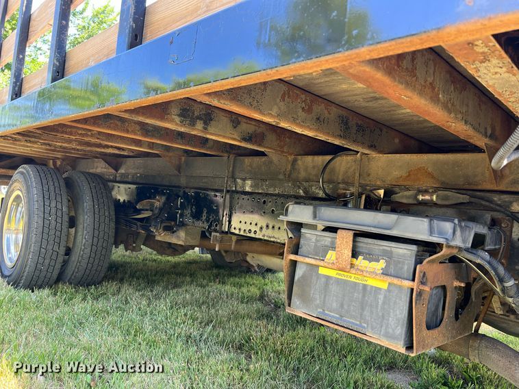 image for item DO2189 2005 Isuzu NPR  flatbed truck