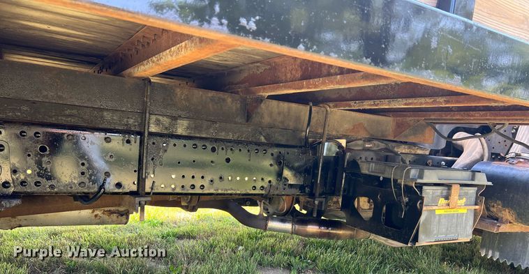 image for item DO2189 2005 Isuzu NPR  flatbed truck