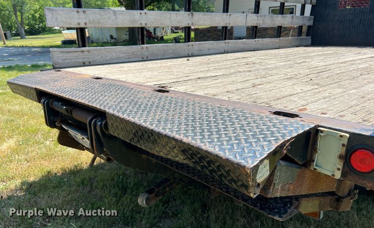 image for item DO2189 2005 Isuzu NPR  flatbed truck