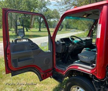 image for item DO2189 2005 Isuzu NPR  flatbed truck