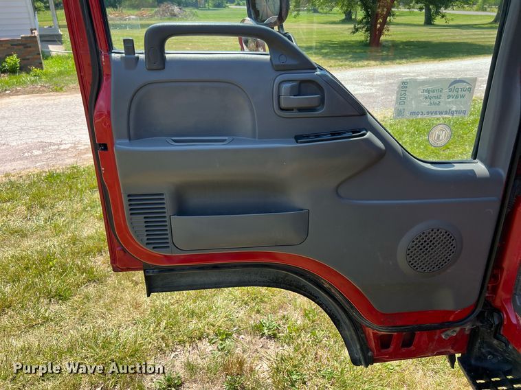 image for item DO2189 2005 Isuzu NPR  flatbed truck