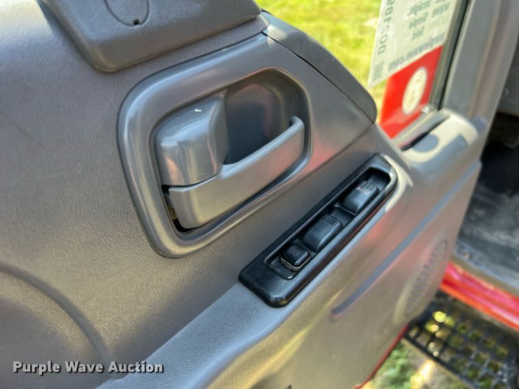 image for item DO2189 2005 Isuzu NPR  flatbed truck