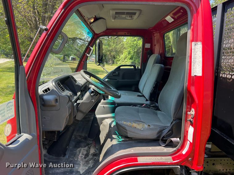 image for item DO2189 2005 Isuzu NPR  flatbed truck