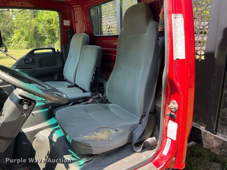 image for item DO2189 2005 Isuzu NPR  flatbed truck