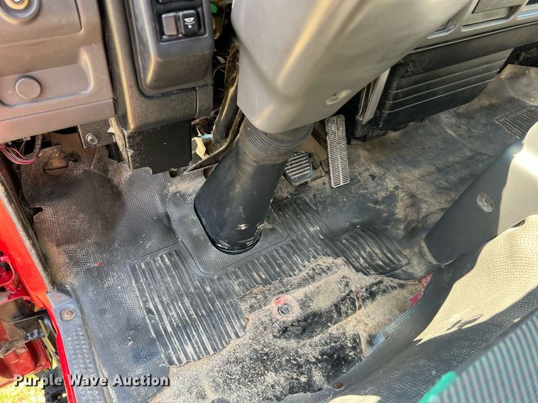 image for item DO2189 2005 Isuzu NPR  flatbed truck