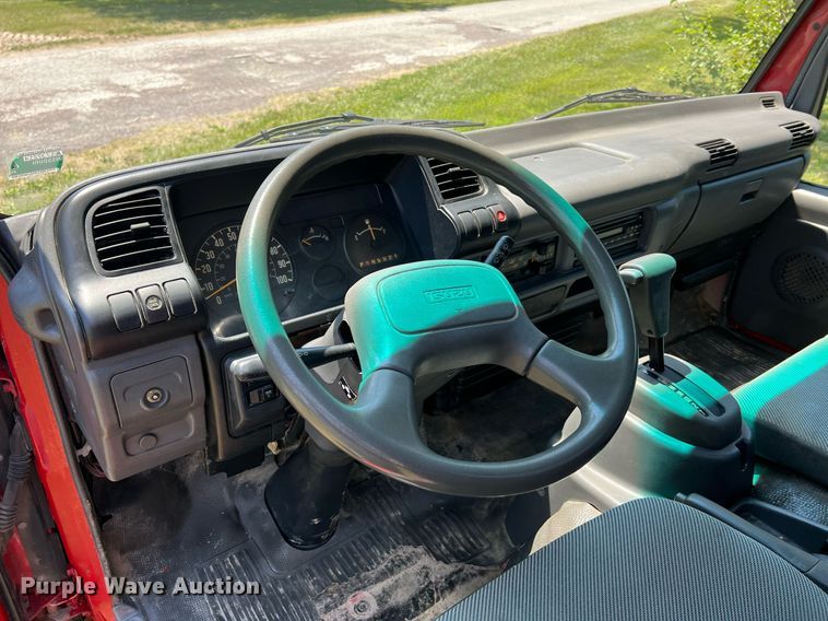 image for item DO2189 2005 Isuzu NPR  flatbed truck