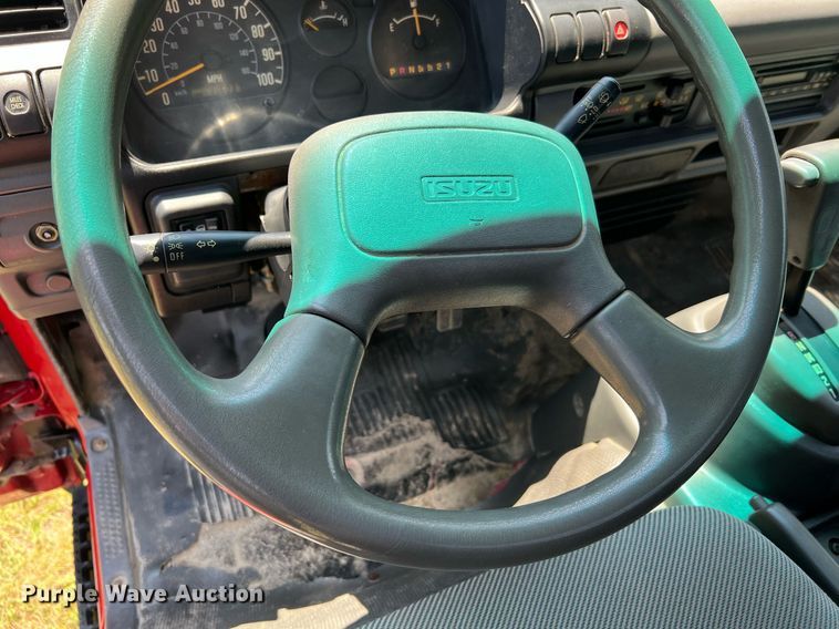 image for item DO2189 2005 Isuzu NPR  flatbed truck