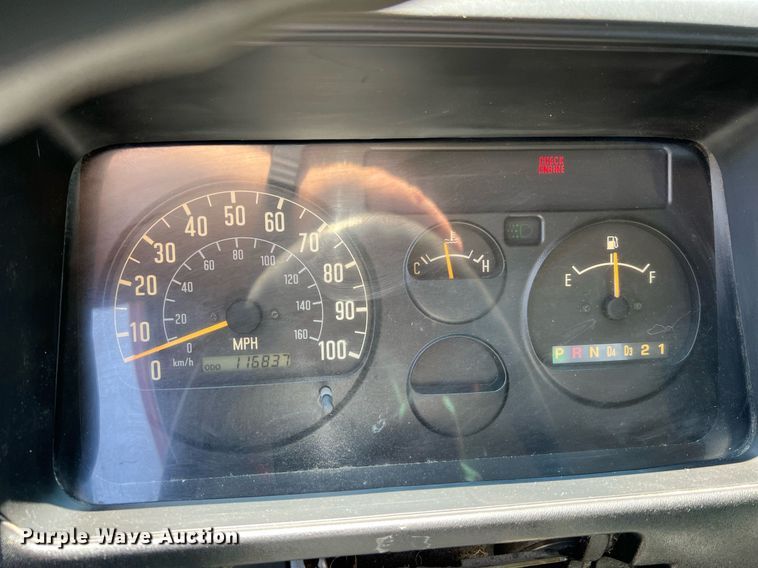 image for item DO2189 2005 Isuzu NPR  flatbed truck