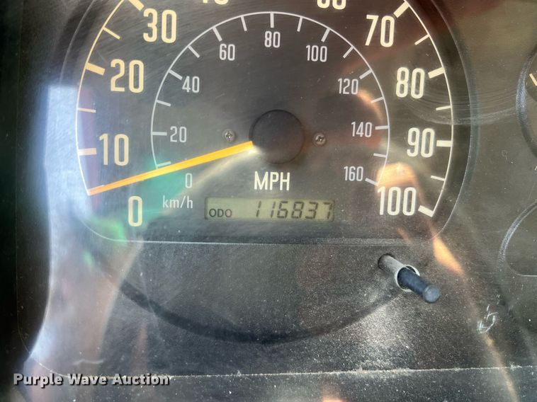 image for item DO2189 2005 Isuzu NPR  flatbed truck