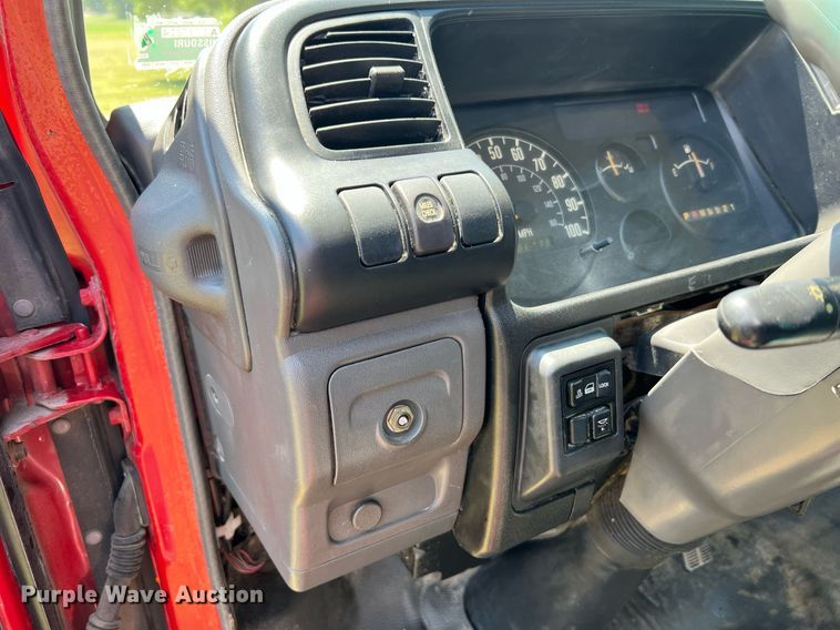 image for item DO2189 2005 Isuzu NPR  flatbed truck